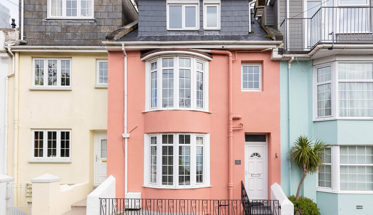 The Foxes Cove is bright and welcoming. Wait until you step inside!
Please note the key safe is located down 4 stone steps to the left-hand side of the property.