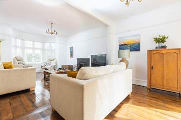 Plenty of seating for everyone is this beautifully bright room.