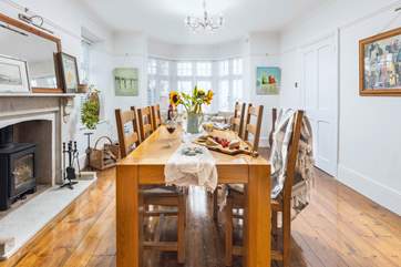 Gather around the dining-table for a sociable holiday dinner.