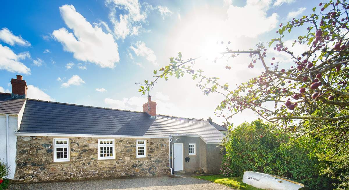 Welcome to gorgeous Clogmakers Cottage. Ideal for beach days, walkers, sea lovers and explorers and those who love to escape.  