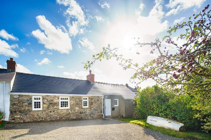 Clogmakers Cottage,Sleeps 4, 6.6 miles E of St Davids