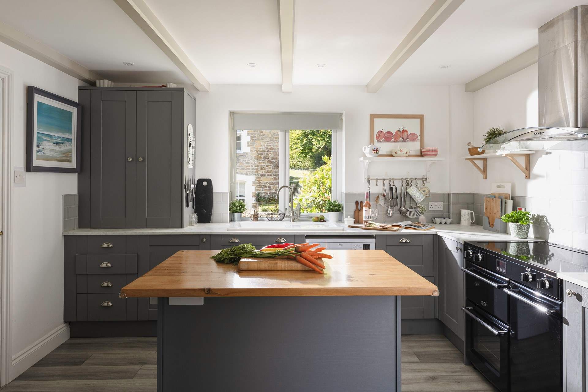 The kitchen is modern and very well equipped.