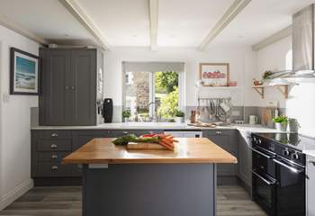 The kitchen is modern and very well equipped.
