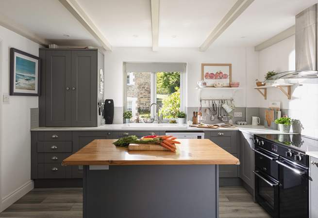 The kitchen is modern and very well equipped.