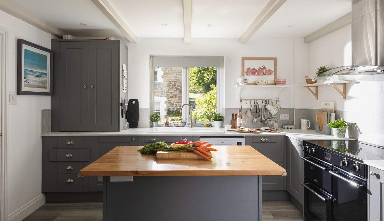 The kitchen is modern and very well equipped.