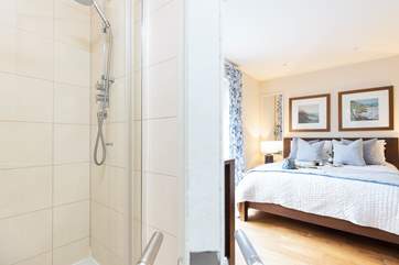 Each bedroom has it's own en suite shower-room.