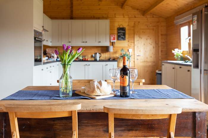 Lower Cothay Lodge,Sleeps 5 + cot, 9.3 miles W of Taunton