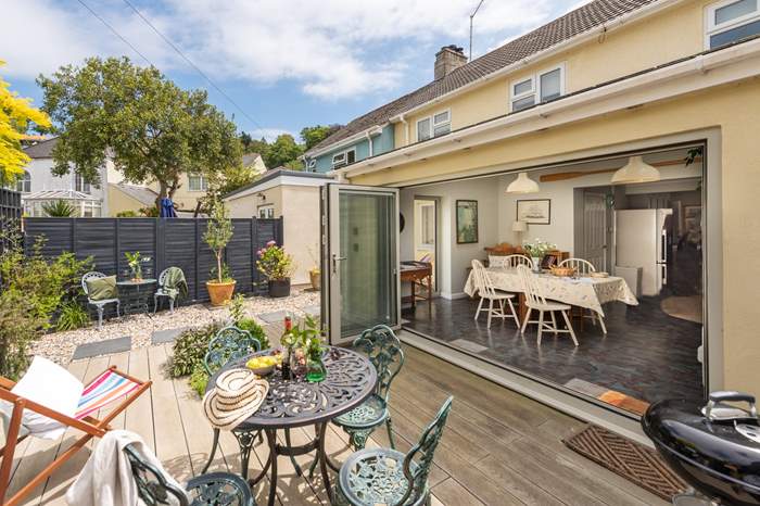 Easy Oars is a 2 bedroom, dog friendly cottage near the beach in Falmouth, Cornwall.