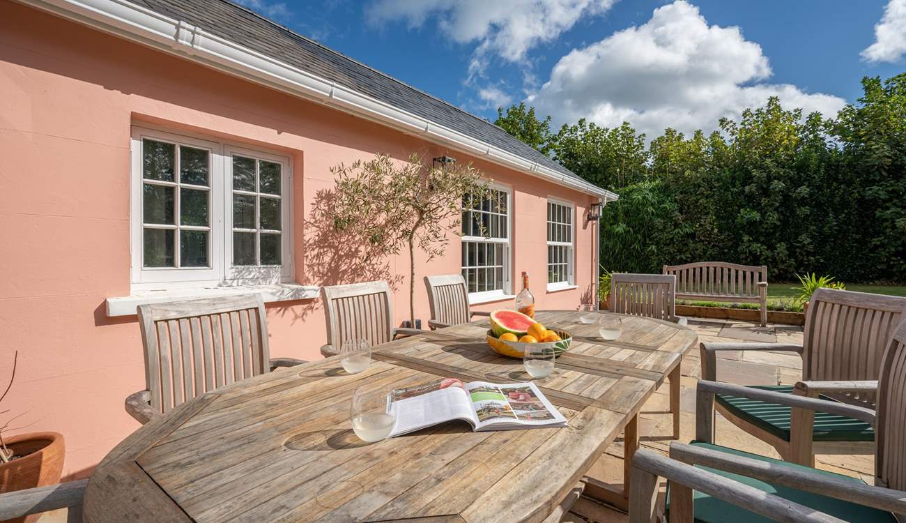 Breakfast, lunch and dinner under the Island's sun - perfect!