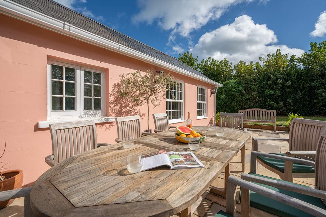 Breakfast, lunch and dinner under the Island's sun - perfect!
