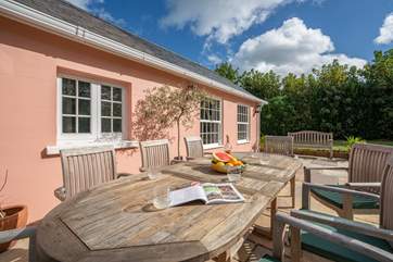 Breakfast, lunch and dinner under the Island's sun - perfect!