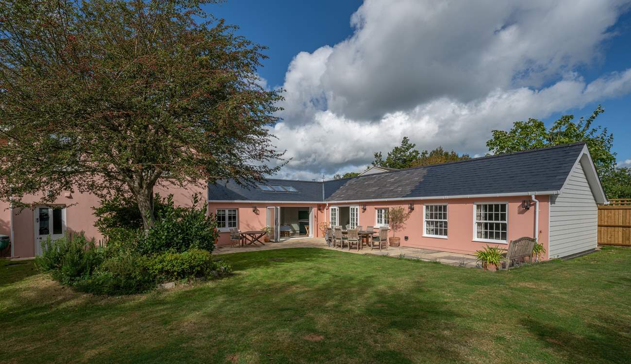 A lovely large garden to take advantage of and play some outdoor games together!