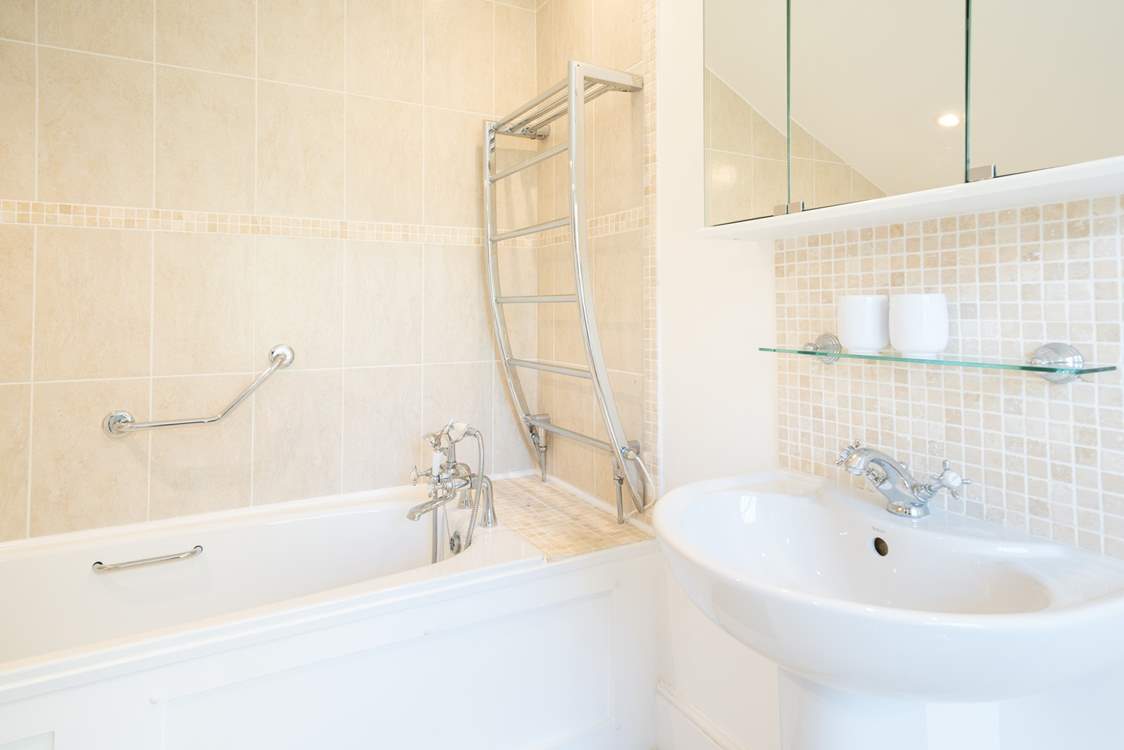 ... and a lovely bright en suite bathroom.