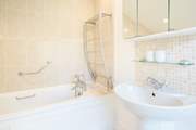 ... and a lovely bright en suite bathroom.