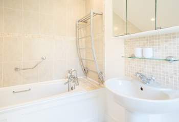 ... and a lovely bright en suite bathroom. 