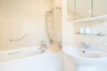 ... and a lovely bright en suite bathroom.
