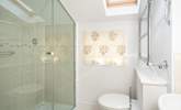 ... and also offers an en suite shower-room.  - Thumbnail Image