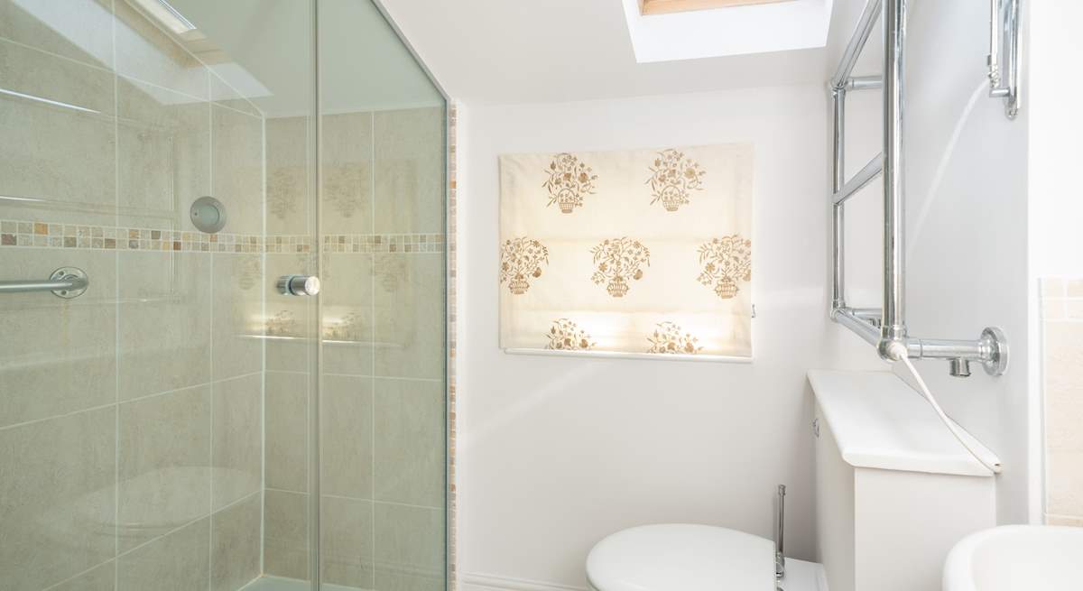 ... and also offers an en suite shower-room. 