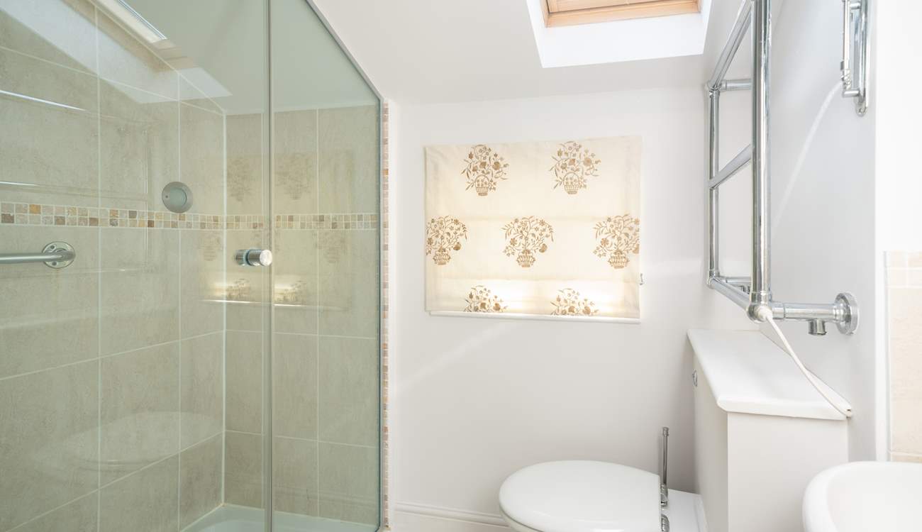 ... and also offers an en suite shower-room. 