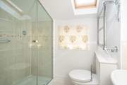 ... and also offers an en suite shower-room.