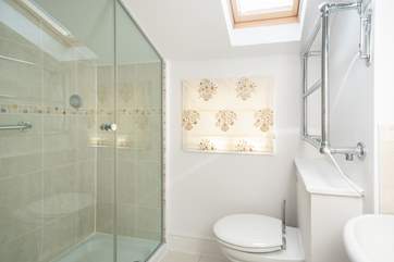 ... and also offers an en suite shower-room.