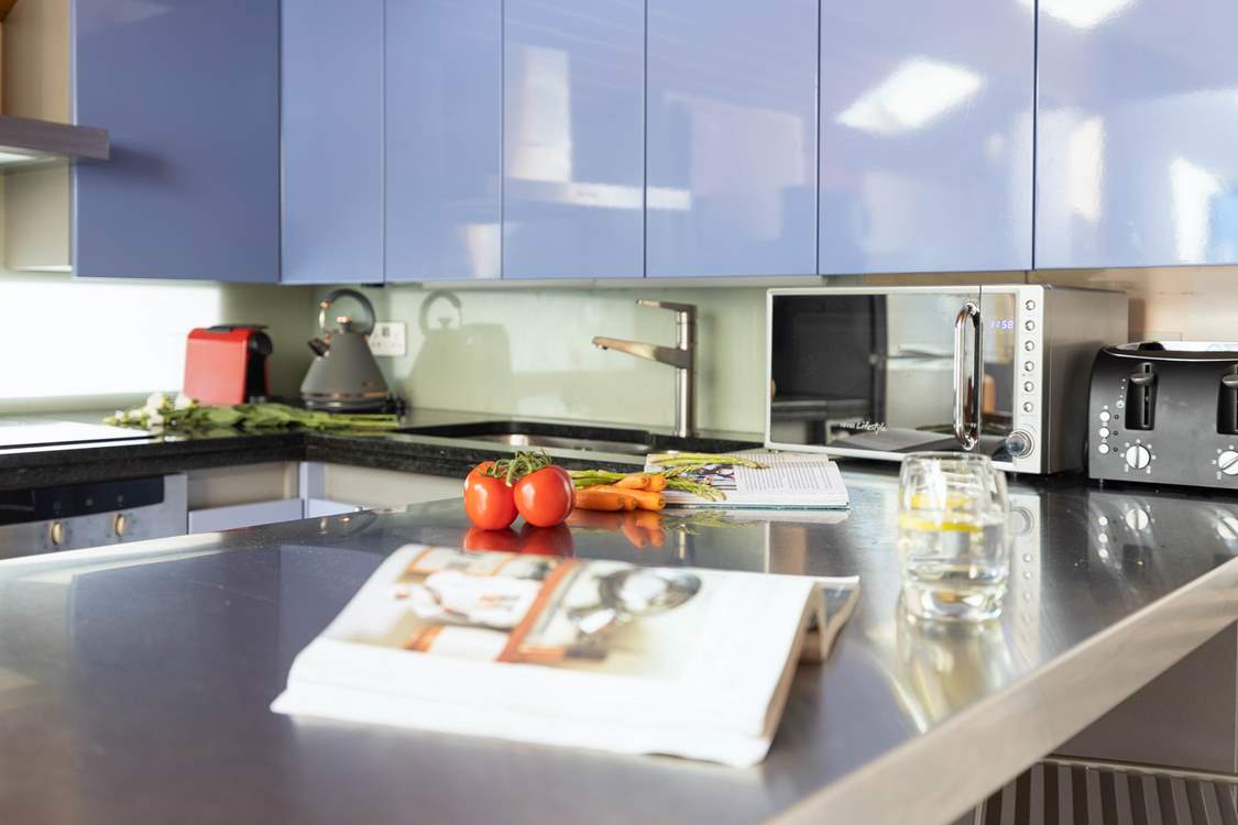 The fully equipped kitchen ensures you will wish for nothing when preparing any meal.