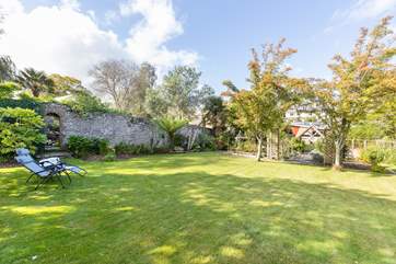 The upper garden offers another great space to relax and unwind in peace.