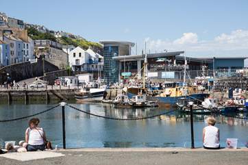 Several eateries and welcoming bars are littered around the harbour bowl.