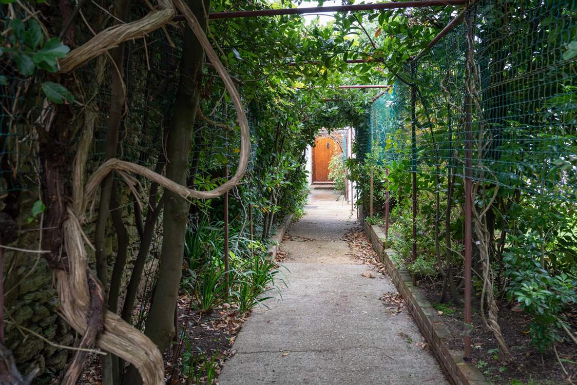 Please note the walkway entrance to Buckland Cabin is shared with guests at Buckland House.