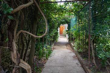 Please note the walkway entrance to Buckland Cabin is shared with guests at Buckland House.