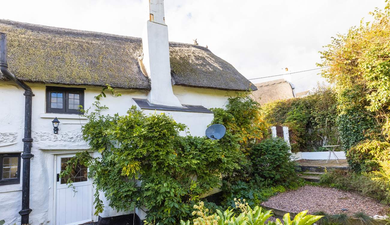 The external space offers a fully enclosed area for the dog(s), and a wonderful spot to enjoy the last rays of the summer sun. *Please note, there is a full patio seating set available (Image to follow)*