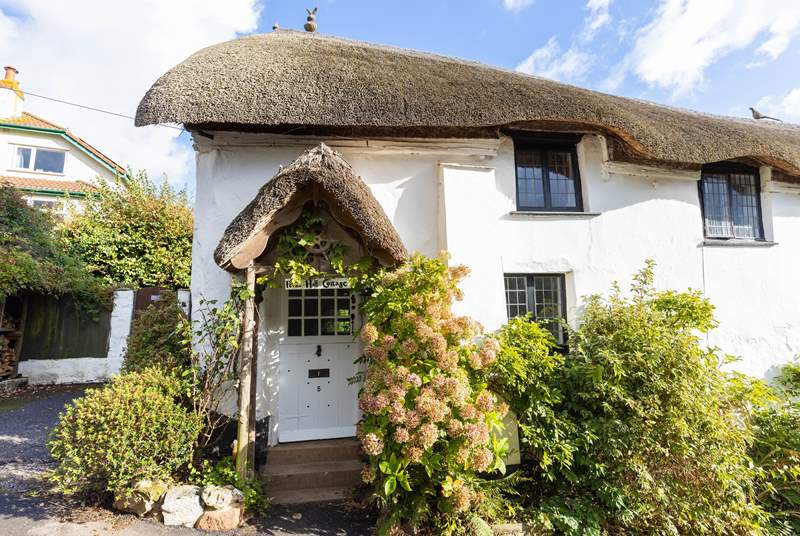 Pooks Hill Cottage is such a pretty cottage, located in such a pretty village location.