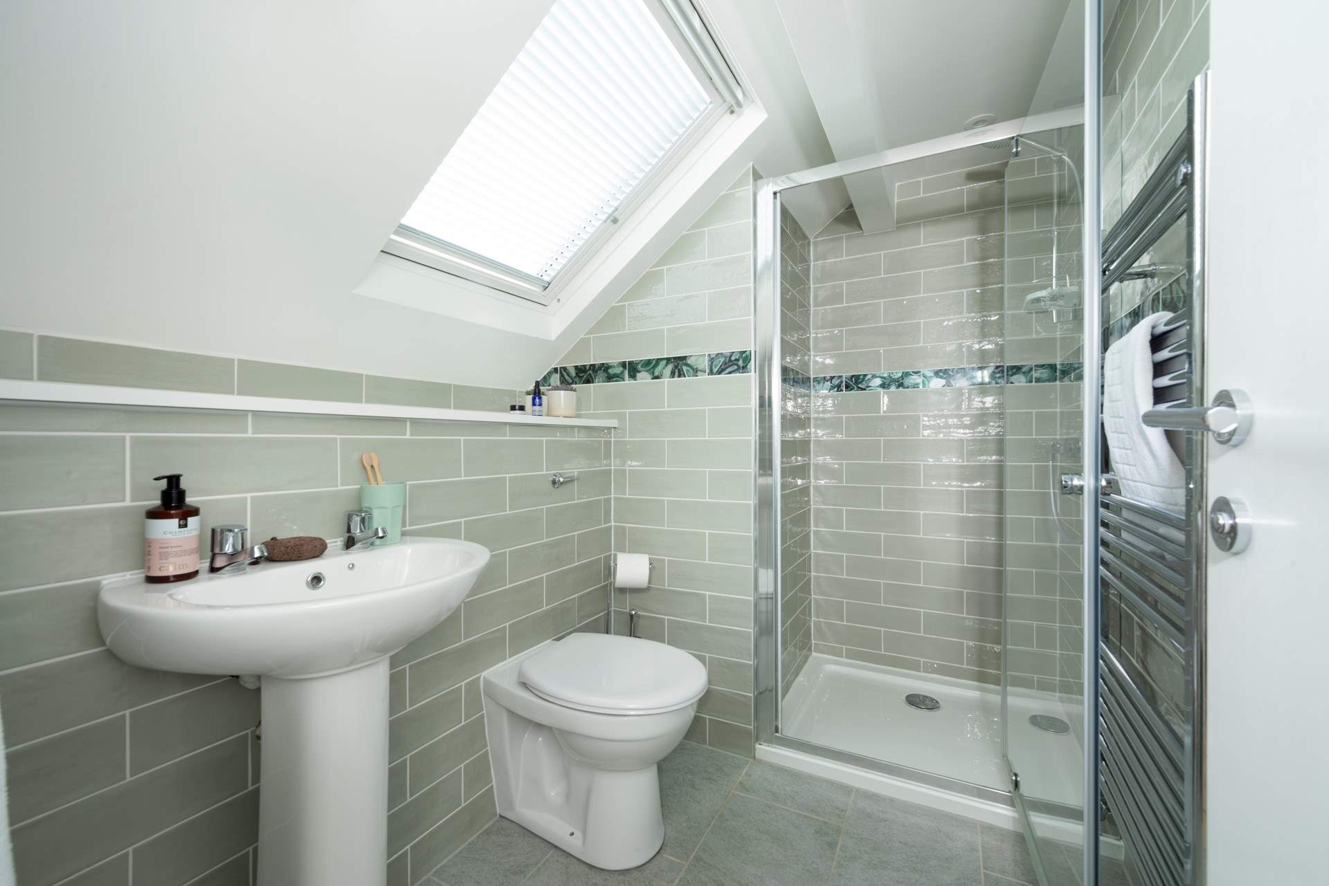 The en suite for the main bedroom. 