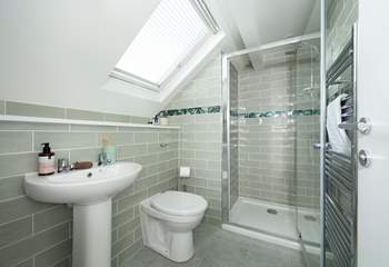 The en suite for the main bedroom. 