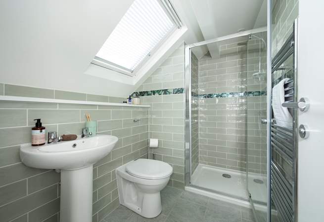 The en suite for the main bedroom. 