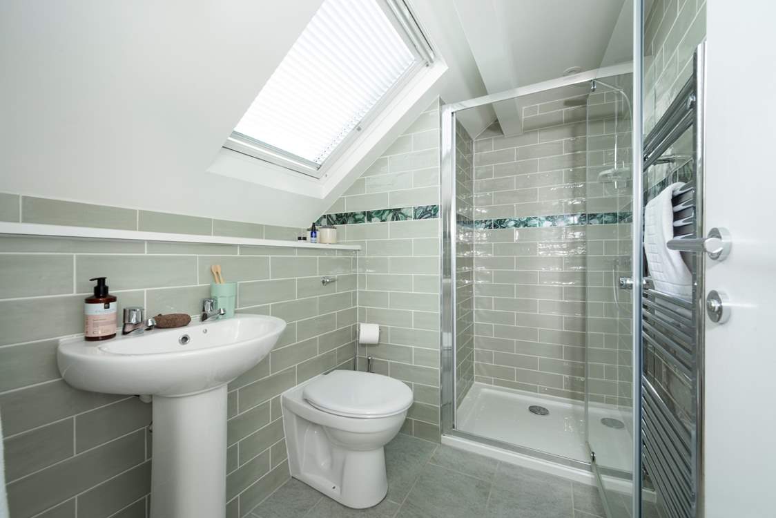 The en suite for the main bedroom.