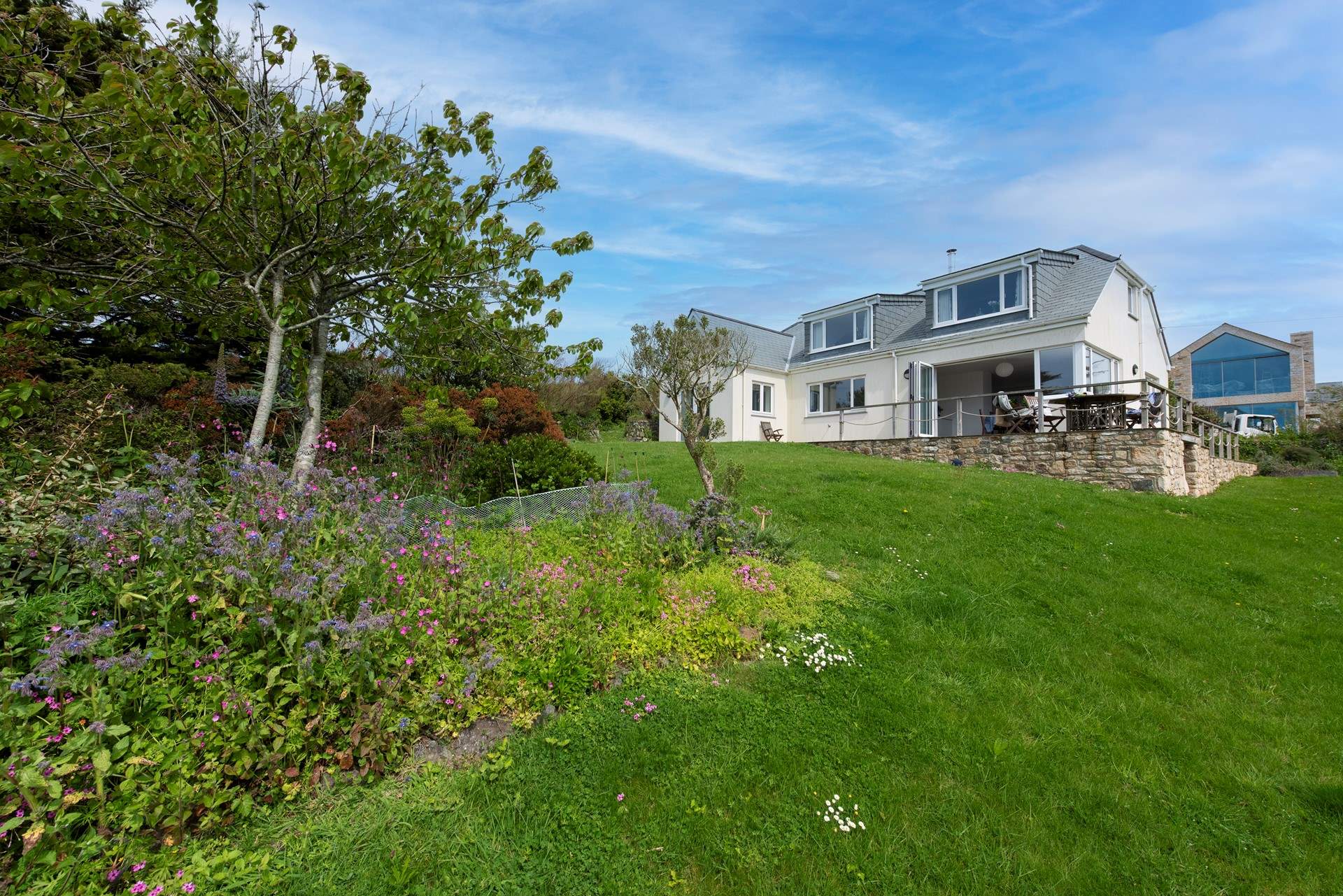 Mor Ros has views of the ocean, and Mullion Nature Reserve.