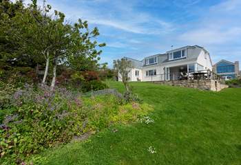 Mor Ros has views of the ocean, and Mullion Nature Reserve.
