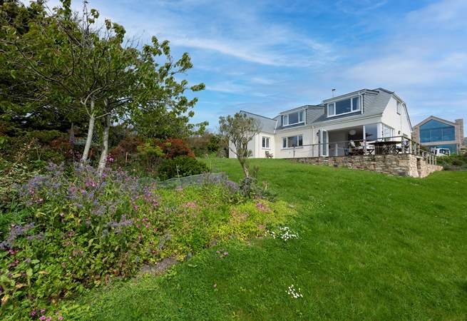 Mor Ros has views of the ocean, and Mullion Nature Reserve.