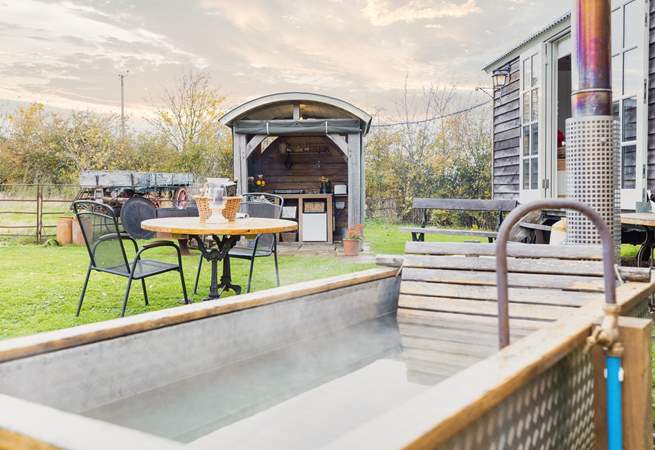 Enjoy moments in the alfresco, wood-fired bathtub and relax amongst nature's paradise. 