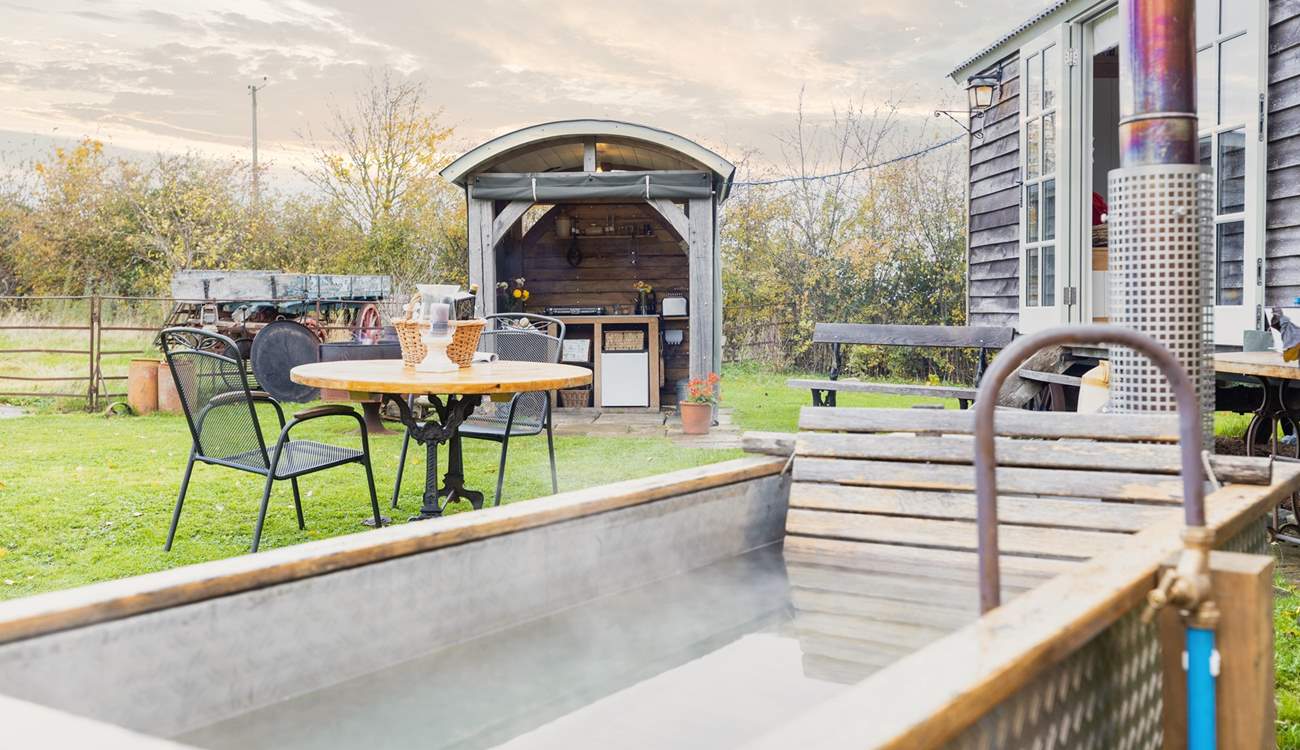 Enjoy moments in the alfresco, wood-fired bathtub and relax amongst nature's paradise. 