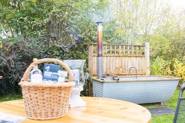 What a fabulous hot tub!