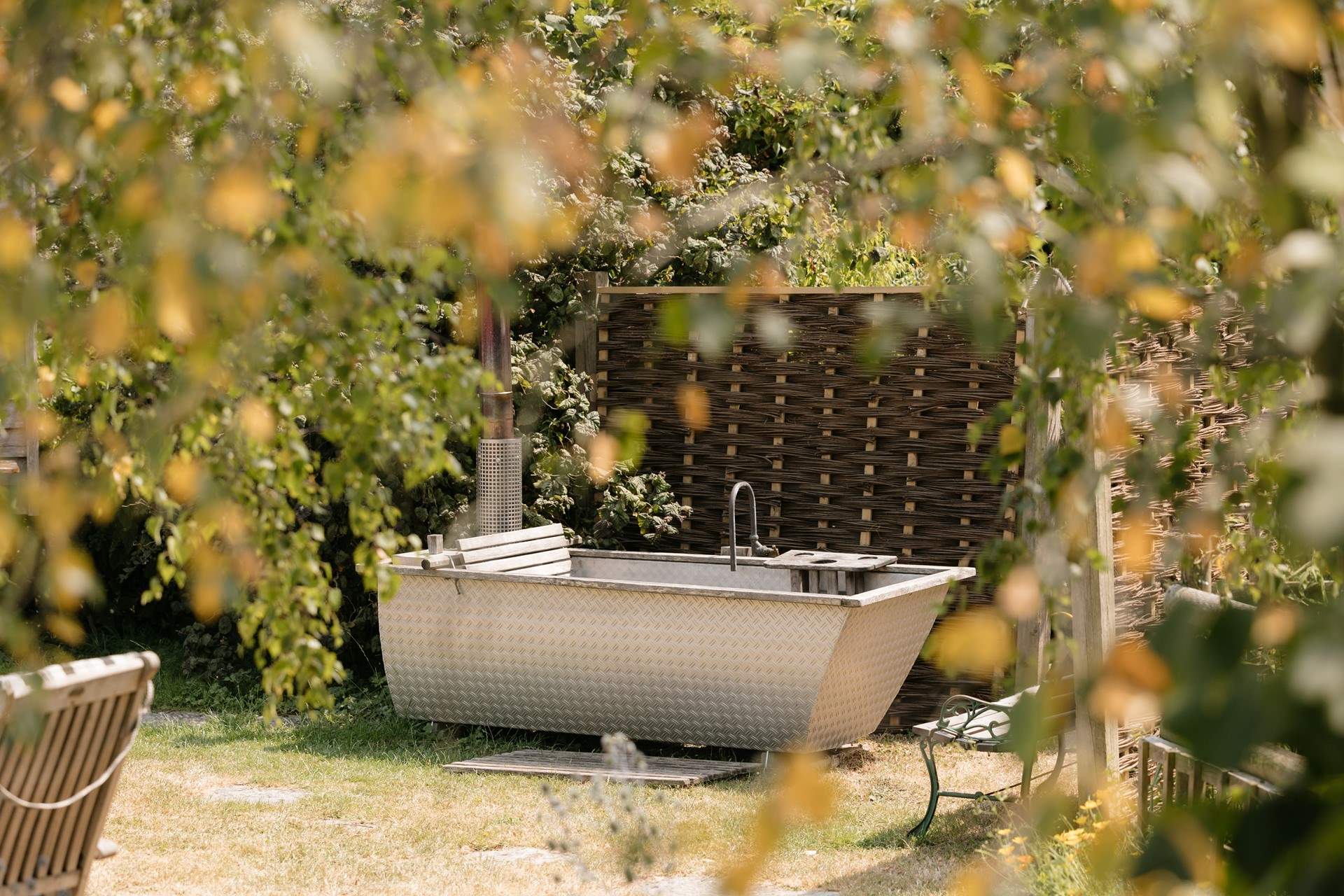 Enjoy moments in the alfresco, wood-fired bathtub and relax amongst nature's paradise. 