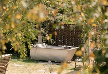 Enjoy moments in the alfresco, wood-fired bathtub and relax amongst nature's paradise. 