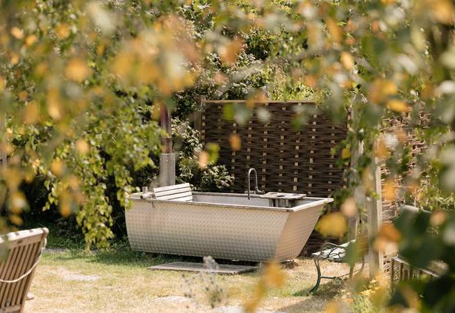 Enjoy moments in the alfresco, wood-fired bathtub and relax amongst nature's paradise. 