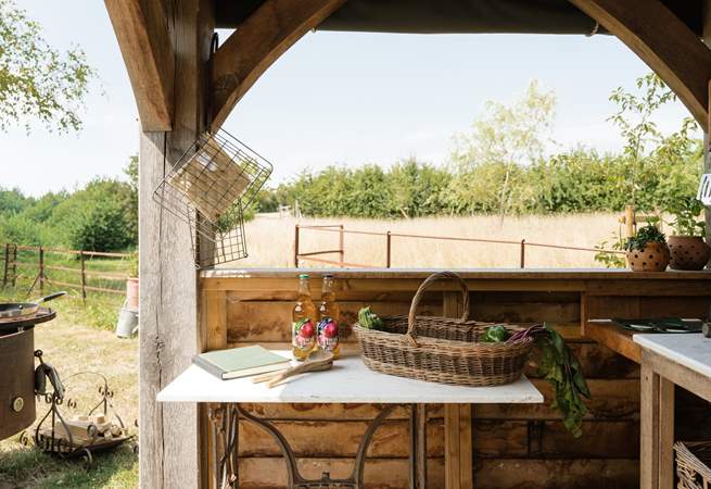 Whip up delicious dinners and hearty breakfasts in the outdoor kitchen with a breathtaking backdrop.
