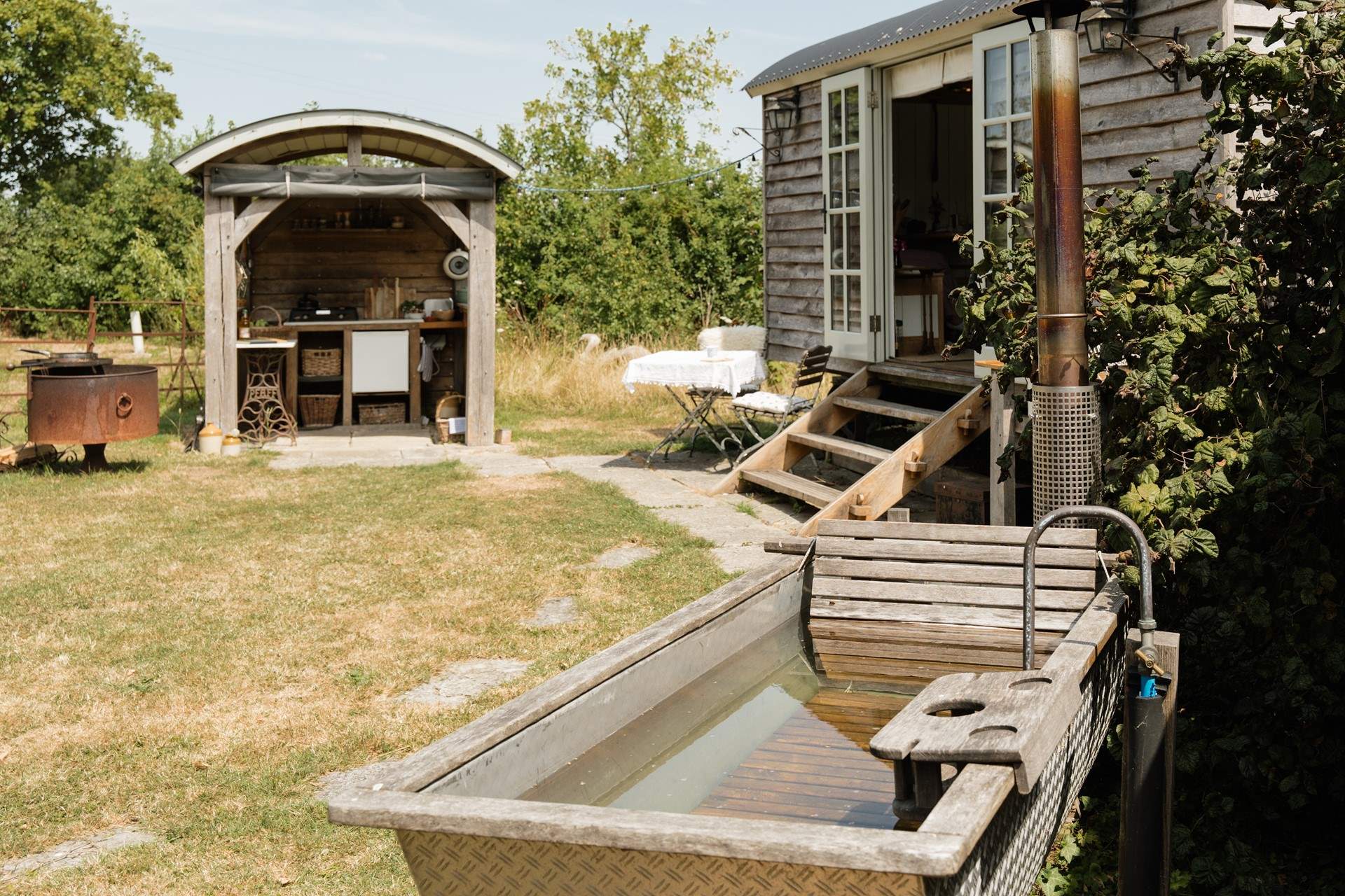 In a secluded and private setting, bathing in nature is a dream here. 