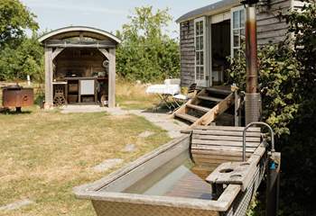 In a secluded and private setting, bathing in nature is a dream here. 
