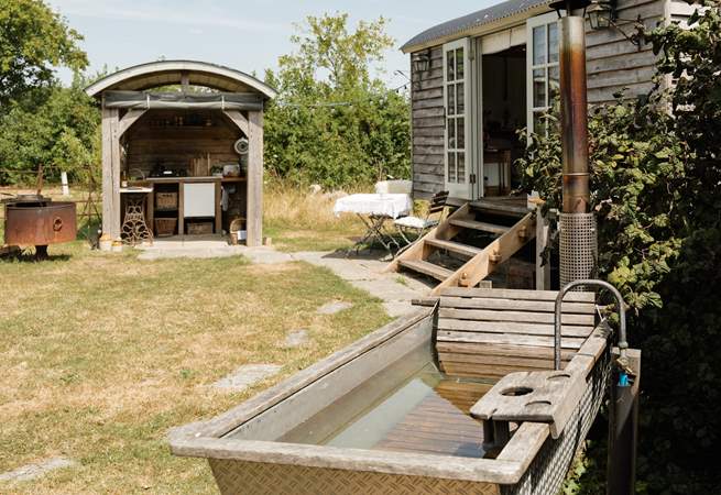 In a secluded and private setting, bathing in nature is a dream here. 