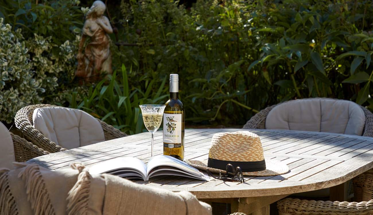 Enjoy the seating-area in the garden.